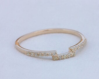 Zierlicher 0.11 Ct Diamant Pave Ring: Minimalistischer handgemachter Schmuck aus Gelbgold