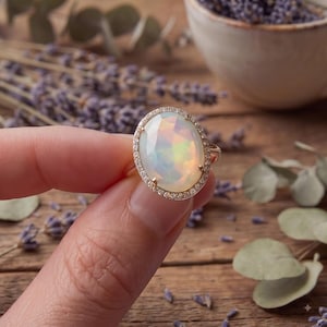 Ring van 14 karaats goud met natuurlijke ovale opaal en diamanten halo, geboortesteen van oktober, fijne sieraden