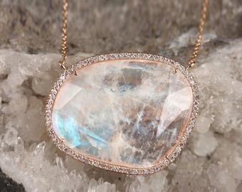 Collar con pavé de diamantes y piedra lunar azul en oro rosa de 14 quilates hecho a mano