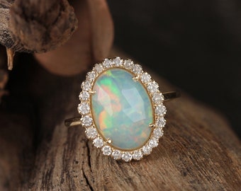 Handgemaakte ring van 14 karaats geelgoud met Ethiopische opaal en diamant.