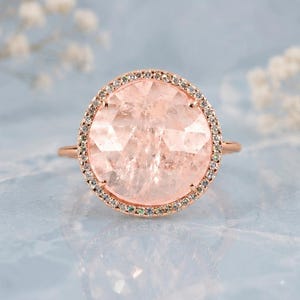 Handgefertigter Morganitring aus 14-karätigem Roségold mit Pavé-Diamanten