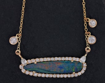 Collar con colgante de ópalo en oro amarillo de 14 k hecho a mano: dije con pavé de diamantes