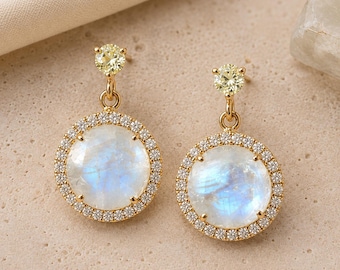 Orecchini pendenti in pietra di luna blu naturale / Oro giallo 14 carati, pavé di diamanti (3,28 ct.)