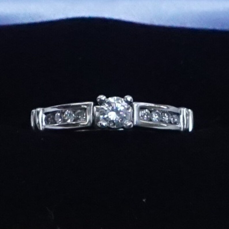 Size 5 14 14K White Gold .32 ct tw Round Cut Diamond Ring