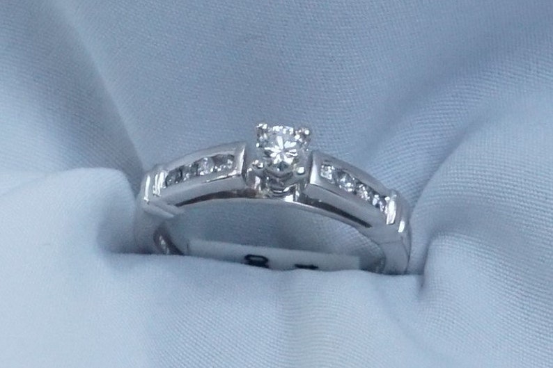 Size 5 14 14K White Gold .32 ct tw Round Cut Diamond Ring