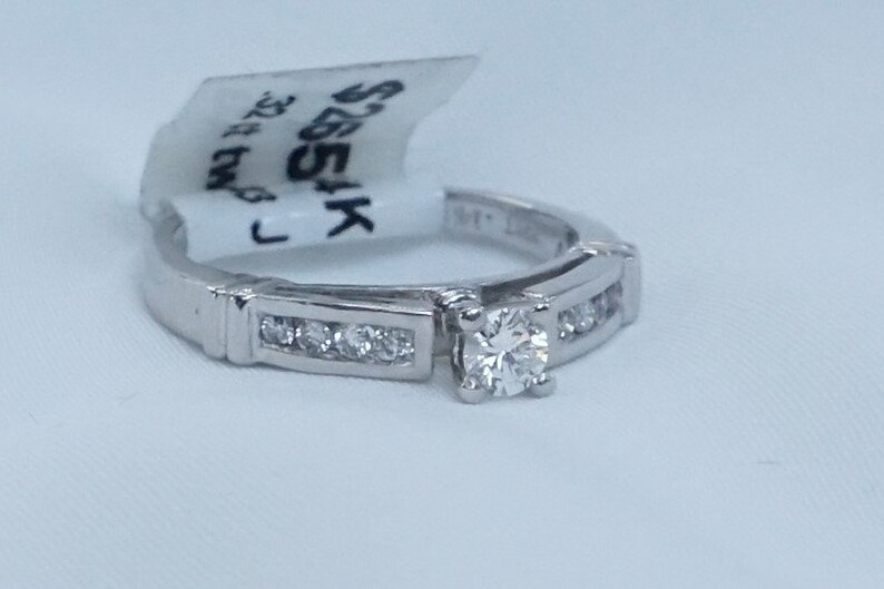 Size 5 14 14K White Gold .32 ct tw Round Cut Diamond Ring