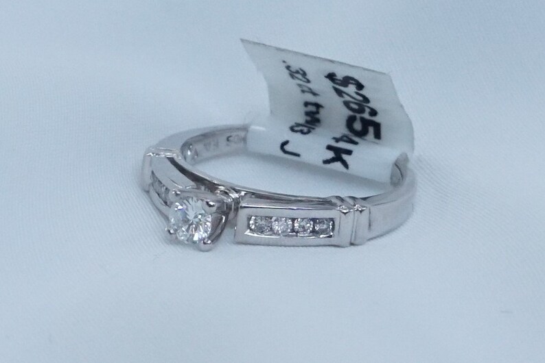 Size 5 14 14K White Gold .32 ct tw Round Cut Diamond Ring