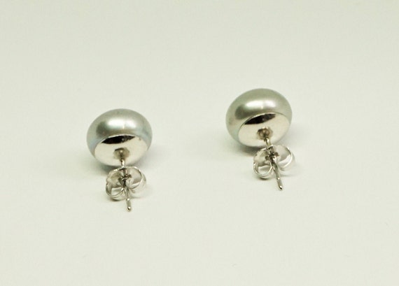 14K White Gold and Gray Button Pearl Earrīngs - image 9