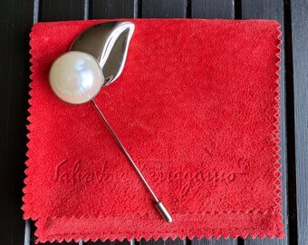 Broche de perla Ferragamo raro, alfiler de solapa plateado para sombrero