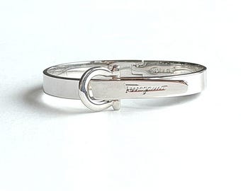 Brazalete Gancini de Salvatore Ferragamo, brazalete con logotipo icónico chapado en rodio plateado, joyería de diseño auténtica, regalo de lujo italiano