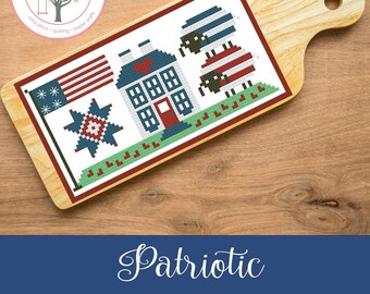Può includere: Uno schema di punto croce con una casa rosso, bianco e blu, due pecore, una stella e una bandiera. Lo schema è su un tagliere di legno. Il testo "Mini Stitch Row" e "Patriotic" è incluso.