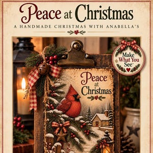 Könnte beinhalten: Ein hölzernes Klemmbrett mit einer Winterszene, die einen roten Kardinal, ein verschneites Haus und Tannenzweige zeigt. Der Text lautet Peace at Christmas und Make What You See. Es ist mit einem rot-weiß karierten Band und einer Metallglocke verziert.