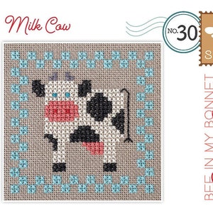 Puede incluir: Patr&oacute;n de punto de cruz para una vaca lechera con manchas blancas y negras. El patr&oacute;n est&aacute; enmarcado con un borde azul y el texto "Milk Cow" est&aacute; en la parte superior del patr&oacute;n. El patr&oacute;n es parte de un conjunto de patrones de punto de cruz llamado "Bee in My Bonnet Stitch Card" de Lori Holt.