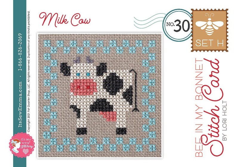 Puede incluir: Patr&oacute;n de punto de cruz para una vaca lechera con manchas blancas y negras. El patr&oacute;n est&aacute; enmarcado con un borde azul y el texto "Milk Cow" est&aacute; en la parte superior del patr&oacute;n. El patr&oacute;n es parte de un conjunto de patrones de punto de cruz llamado "Bee in My Bonnet Stitch Card" de Lori Holt.
