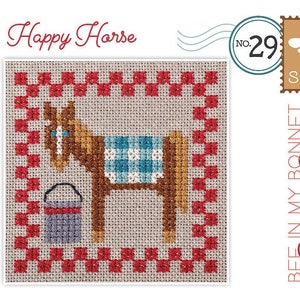 Puede incluir: Tarjeta de patr&oacute;n de punto de cruz con un caballo marr&oacute;n con una manta a cuadros azules y blancos, un cubo rojo y un borde a cuadros rojos y blancos. La tarjeta se titula "Happy Horse" y forma parte de la colecci&oacute;n "Bee in My Bonnet Stitch Card" de Lori Holt. El n&uacute;mero de la tarjeta es 29 y el conjunto es H.
