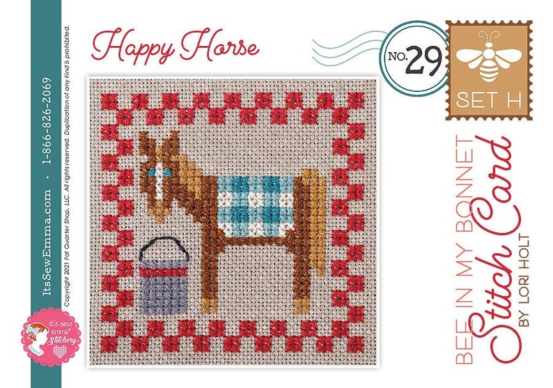 Puede incluir: Tarjeta de patr&oacute;n de punto de cruz con un caballo marr&oacute;n con una manta a cuadros azules y blancos, un cubo rojo y un borde a cuadros rojos y blancos. La tarjeta se titula "Happy Horse" y forma parte de la colecci&oacute;n "Bee in My Bonnet Stitch Card" de Lori Holt. El n&uacute;mero de la tarjeta es 29 y el conjunto es H.