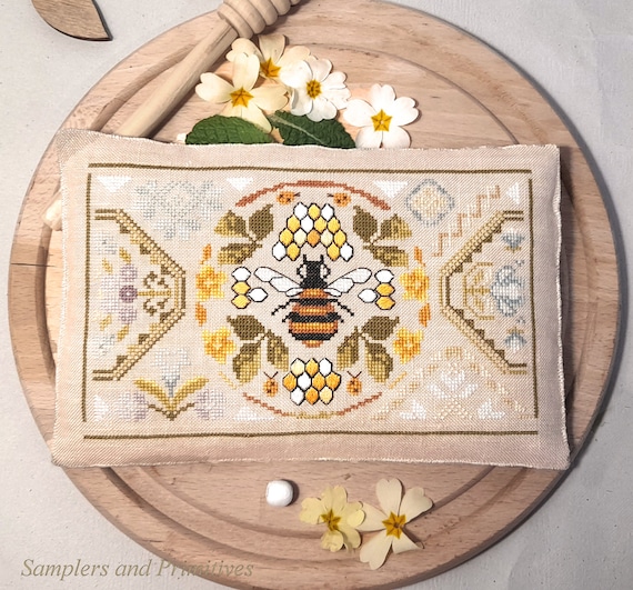 Samplers Primitives BEE QUAKER PDF Cross Stitch Pattern Samplers.