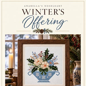 Può includere: Uno schema a punto croce incorniciato intitolato Anabella's Needleart Winter's Offering. Il disegno raffigura una tazza da tè azzurra con motivi a fiocchi di neve bianchi, riempita con una composizione floreale di fiori color crema, foglie di agrifoglio verdi, bacche rosse e rametti blu su uno sfondo di tessuto bianco.