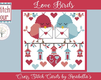 Peut inclure: Modèle de point de croix représentant deux oiseaux amoureux tenant des lettres avec des cœurs sur un fond blanc. Les oiseaux sont rouge et bleu avec des yeux noirs. Le motif est entouré d'une bordure rouge et le texte "Love Birds" est en haut. Le texte "Cross Stitch Cards by Anabella's" est en bas.