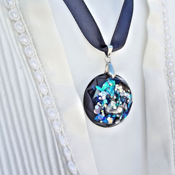 collier femme pendentif pierre précieuse sur ruban satin noir en résine noir et bleu, collier ruban femme en résine noir et bleu