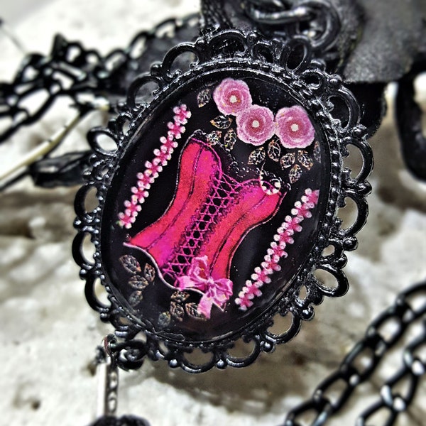 Sautoir pompon femme baroque noir et rose avec médaillon métal et résine, sautoir femme rose et noir, sautoir pompon rose style baroque