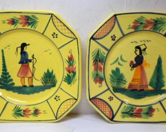 Puede incluir: Dos platos octogonales amarillos con escenas pintadas a mano de figuras con vestimenta tradicional. Los platos presentan diseños de borde floral y geométrico en rojo, verde y azul. Los platos son decorativos y aptos para exhibir.