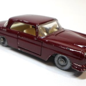 Vintage MATCHBOX MERCEDES BENZ 220 S E in Maroon No. 53 Diecast Model Gray Wheels