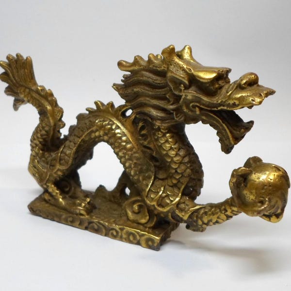 Figura de dragón chino de latón vintage que sostiene una perla de metal macizo de 5" de largo