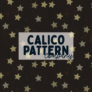 Könnte beinhalten: Ein dunkelbrauner Hintergrund mit einem sich wiederholenden Muster aus hellbeigen fünfzackigen Sternen. Zentriert auf dem Bild befindet sich ein halbtransparentes weißes Rechteck mit dem schwarzen Text CALICO PATTERN company.