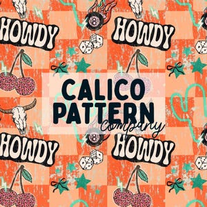 Puede incluir: Un patrón repetitivo con la palabra HOWDY, cráneos de vaca, bolas ocho en llamas, dados, cerezas con estampado de leopardo, estrellas y lazos sobre un fondo a cuadros naranja. El texto CALICO PATTERN company está centrado.