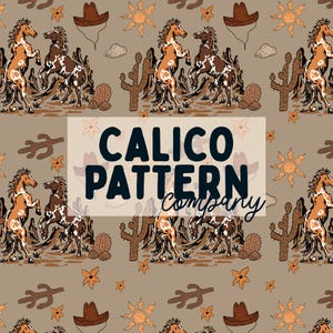 Può includere: Un motivo ripetitivo su sfondo beige con cavalli marroni che si impennano, cappelli da cowboy marroni, soli arancioni e cactus marroni. Il testo CALICO PATTERN company è centrato in un rettangolo beige chiaro sopra il disegno.