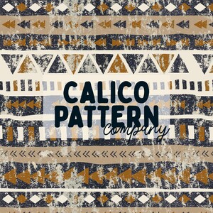 Könnte beinhalten: Ein sich wiederholendes geometrisches Muster mit horizontalen Bändern aus Dreiecken, Rauten und Strichen in Marineblau, Senfgelb und Creme. Das Design hat eine abgenutzte Textur. Der Text CALICO PATTERN company ist zentriert.