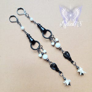 Pendientes largos colgantes con orejas perforadas estándar y de calibre túnel con vértebras de serpiente de cascabel en tonos nácar, negro y peltre de murciélagos góticos