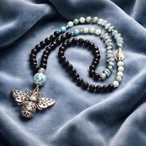 Collana Mala unica nel suo genere, diffusore di lava, ciondolo a forma di ape, perline di acquamarina e amazzonite