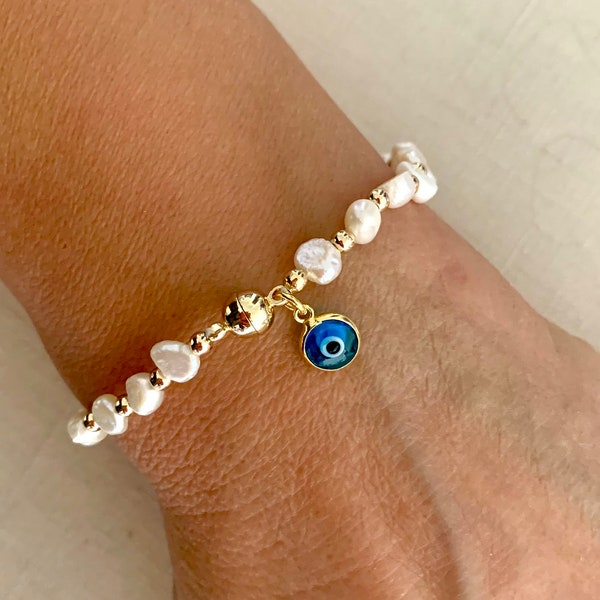 Pearl beaded bracelet, Vintage Baroque Pearl Bracelet, Gold Evil Eye Charm Bracelet, Bridesmaid Bracelet, Pearl Jewelry, Evil Eye Jewelry