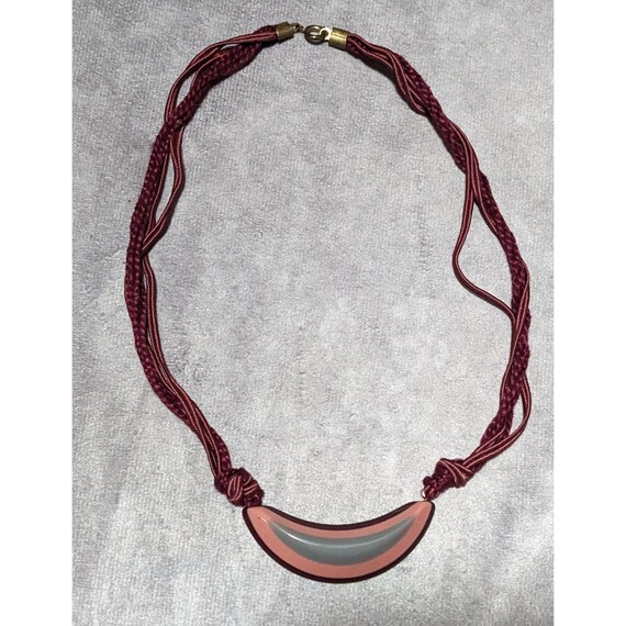 Collana lunga Nuova Retrò con madreperla ovale e superficie battuta Collana lunga Nuova Retrò con madreperla ovale e superficie battuta
