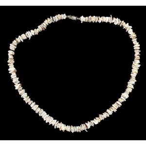 Puede incluir: Un collar hecho de pequeños trozos de concha de color blanquecino de forma irregular. Las conchas están ensartadas con un cierre plateado. El collar se muestra sobre un fondo negro.