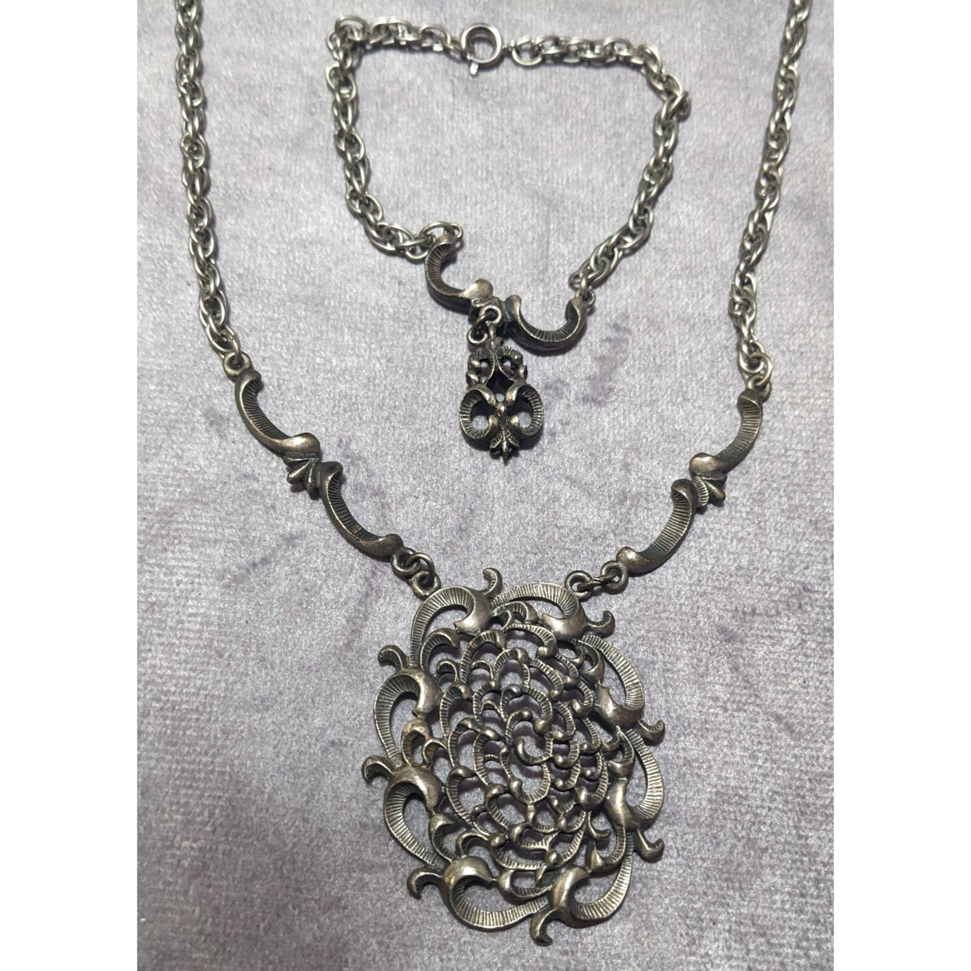 70's vintage silver925 necklace＆bracelet A Vintage Mexican Silver Necklace and Bracelet (Lot 1114