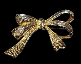 Broche vintage en ruban avec noeud texturé doré