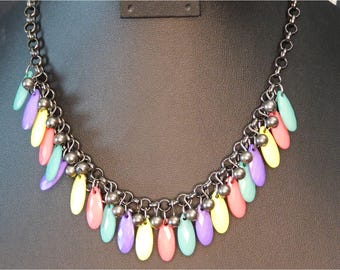 Collar vintage de cuentas con flecos de arcoíris de los años 80