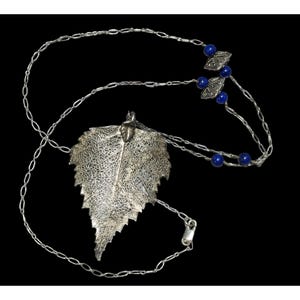 Halsband i vintage silver och blått elektropläterat björklöv