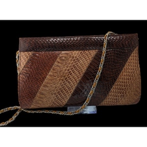 Bolso de mano vintage de piel de serpiente con diseño patchwork y correa de cadena.