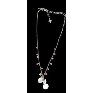 Pode incluir: Um colar de corrente prateada com contas rosa e brancas e dois pingentes de concha branca.
