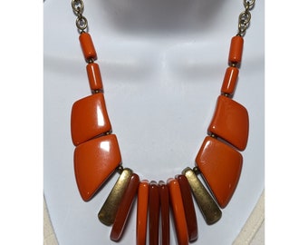 Collar de babero lucite naranja grueso vintage