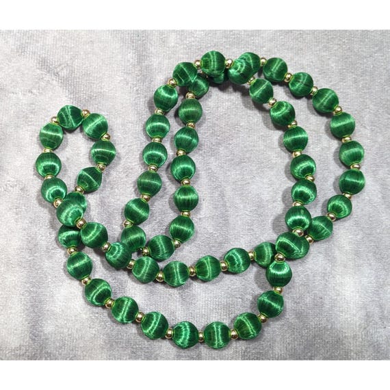 ヴィンテージサテンシルクのグリーンとゴールドトーンのビーズ