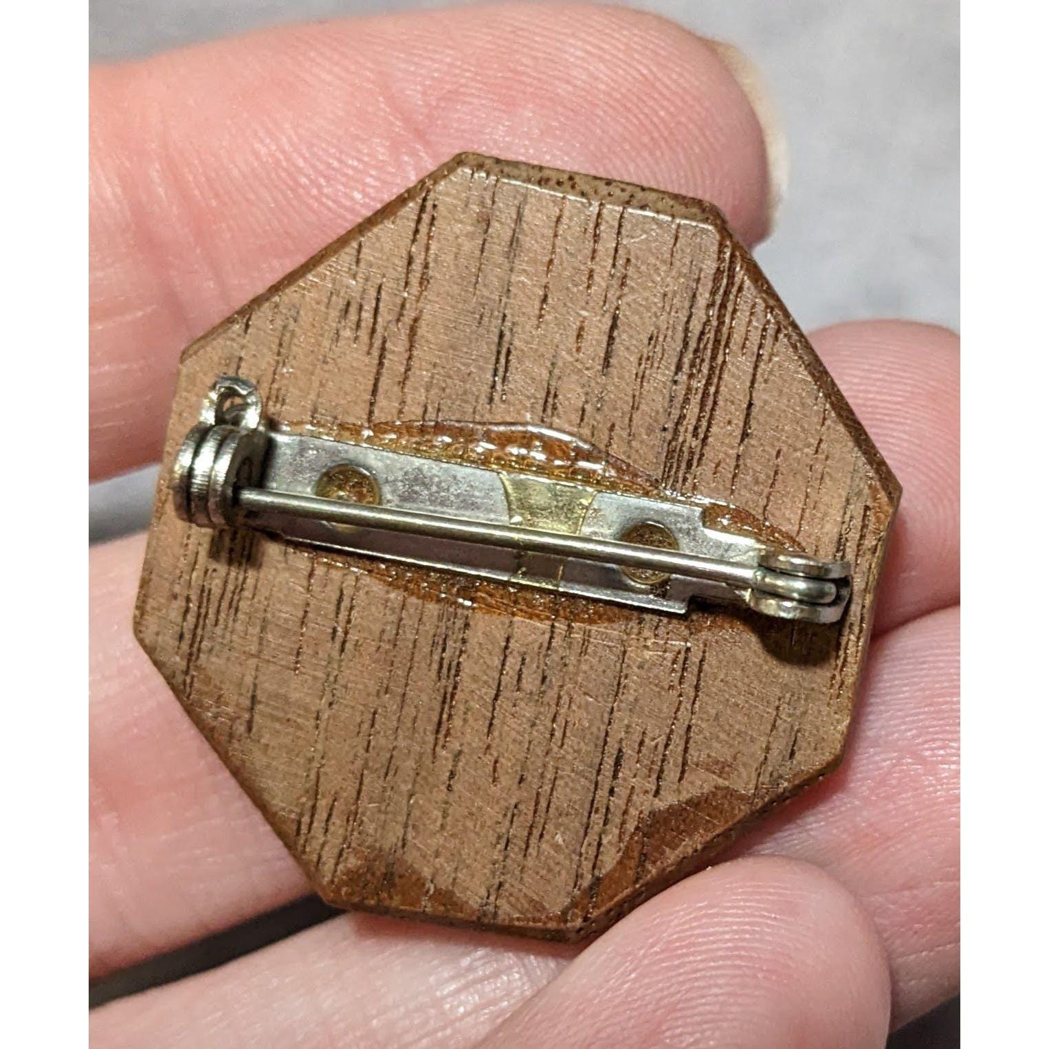 Broche Ancienne - Feuille D'Érable En Bois Sculpté Teinté Marron - Objet Vintage Occasion
