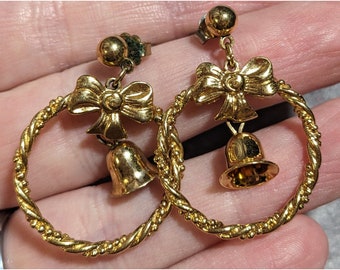 Vintage Avon Gold Bell Wreath Holiday Earrings