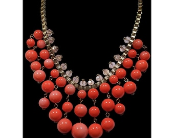 Collar vintage de cuentas color salmón con flecos y cadena de caja dorada