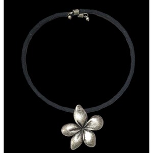 Vintage 80s Silver Floral Pendant Necklace