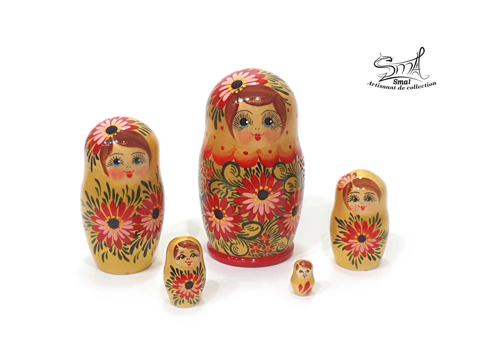 花柄木製マトリョーシカ5個セット 金色のロシアの入れ子人形5体セット。手描きの木製マトリョーシカに花